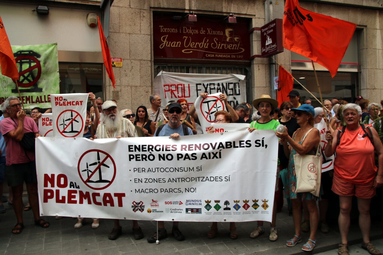 Manifestants amb pancartes a Figueres contra projectes energètics