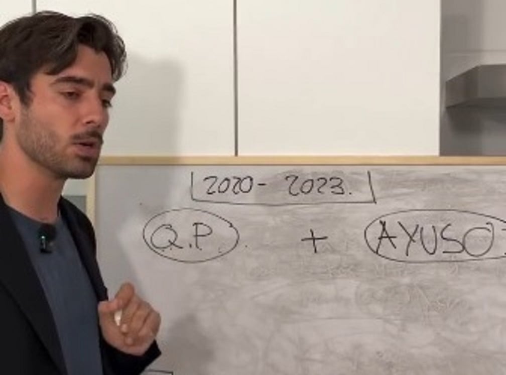Marc Biarnés utilitzant una pissarra per explicar temes polítics