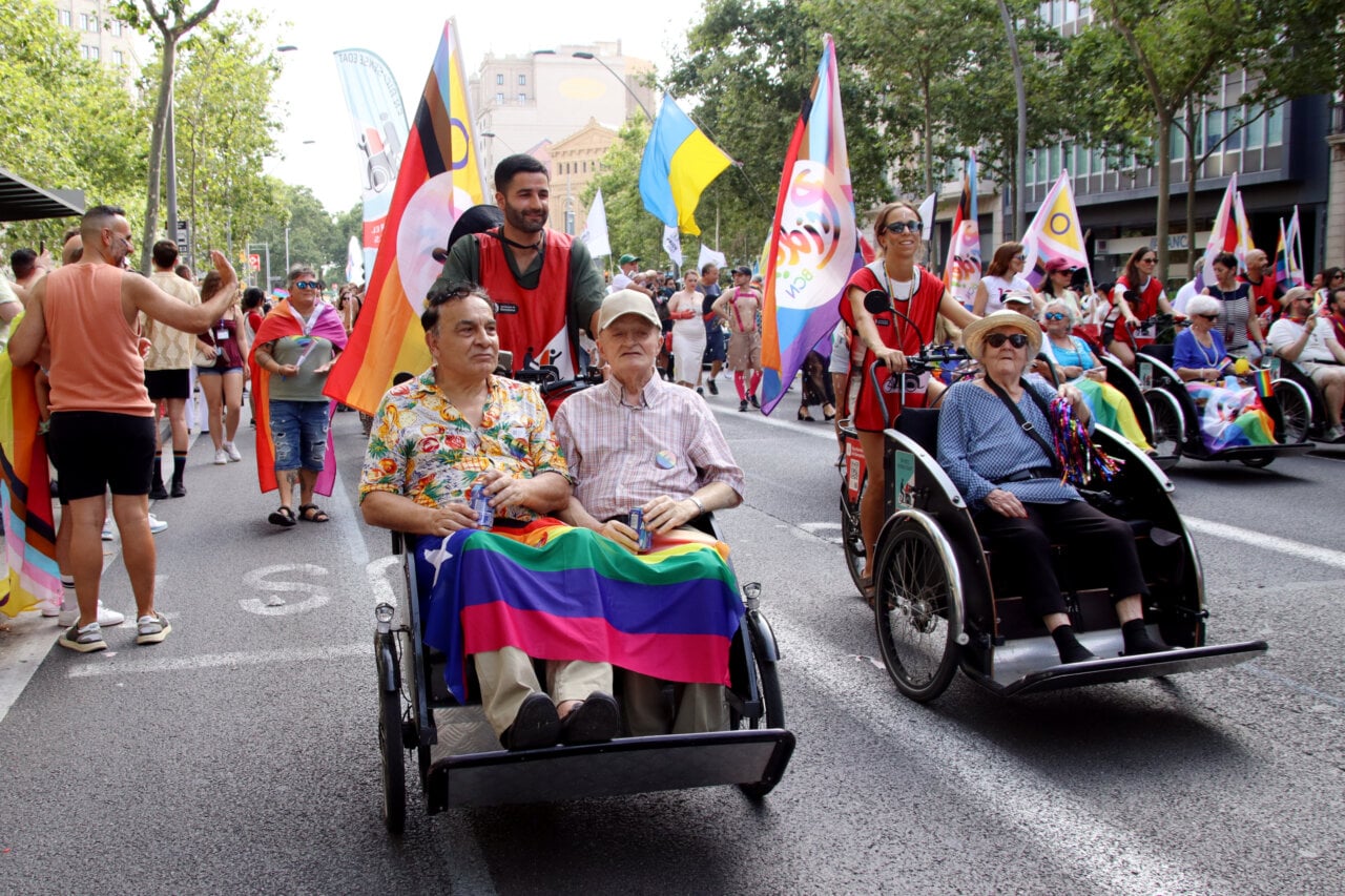 Una parella de persones grans participen a la marxa del Pride 2026 a Barcelona (Enric Sitjà i Bernat Vilaró, ACN)