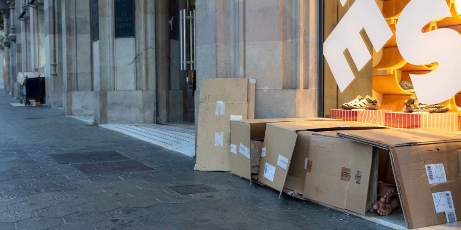 Una persona dormint al carrer de Barcelona (Arrels)