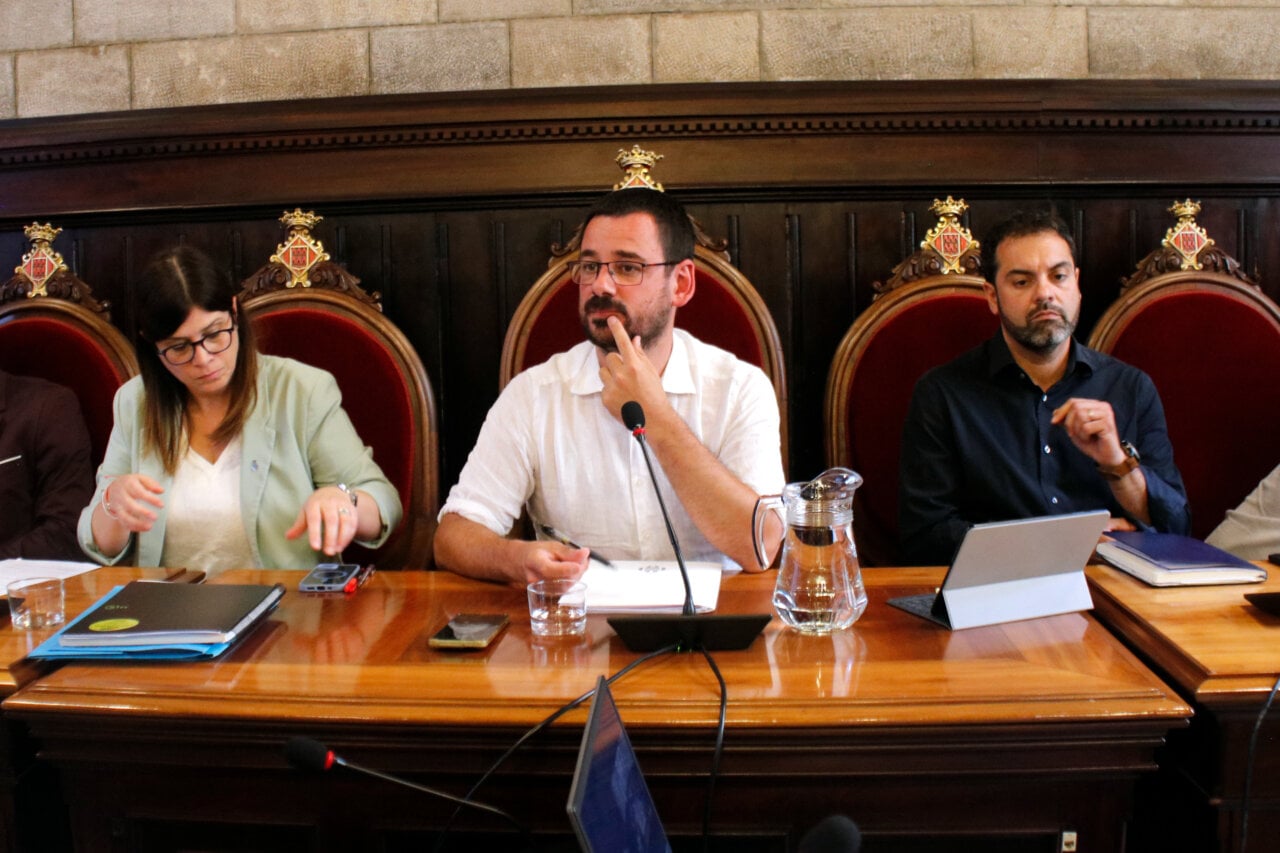 L'alcalde de Girona, Lluc Salellas, la vicealcaldessa Gemma Geis i el tinent d'alcaldia Quim Ayats poc abans de començar el ple ordinari d'aquest juny (Xavier Pi, ACN)