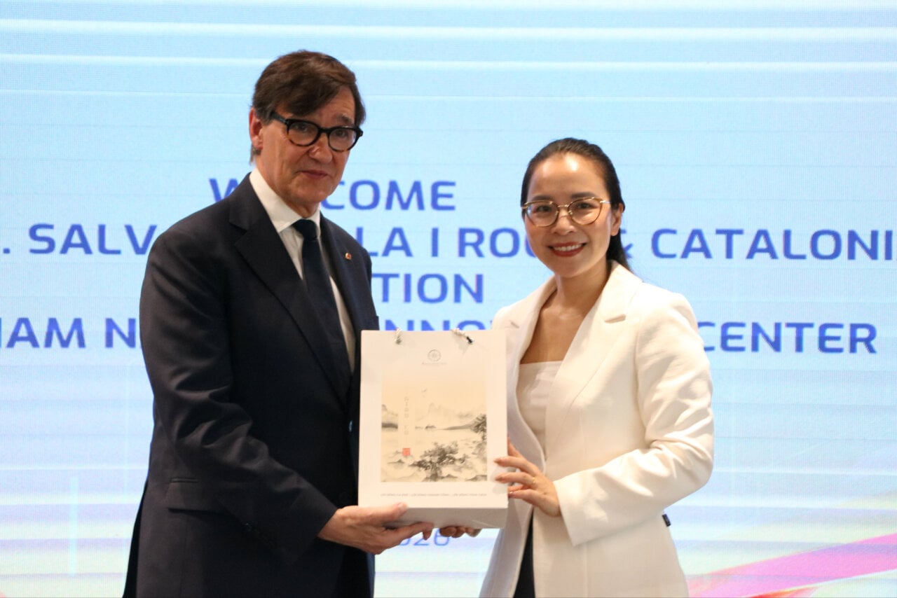 El president de la Generalitat, Salvador Illa, al Centre d'Innovació Nacional del Vietnam (Sara Soteras, ACN)