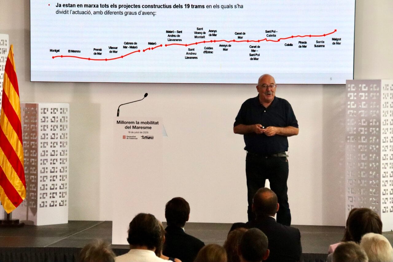 El secretari de Mobilitat, Manel Nadal, explica el projecte davant els alcaldes i altres autoritats del Maresme (Laura Busquets, ACN)