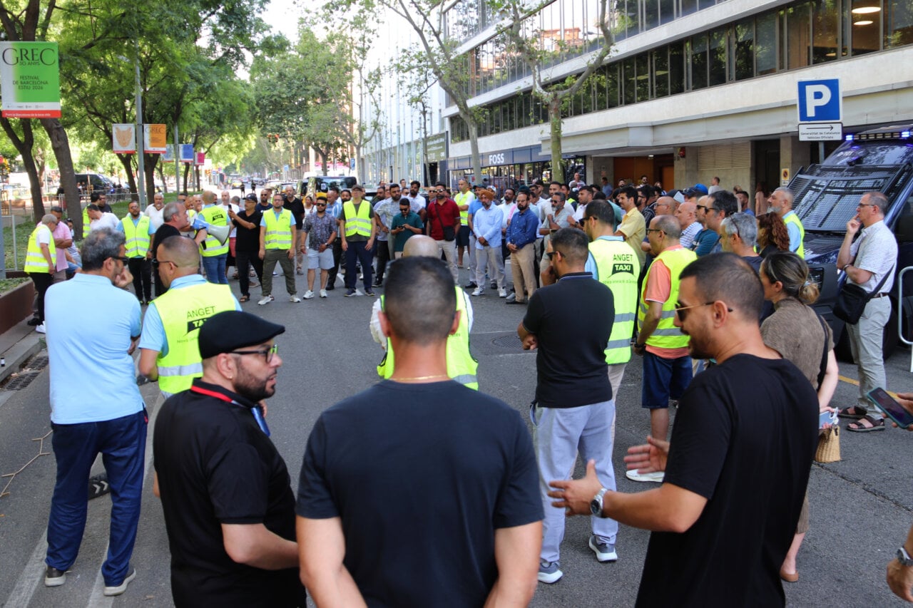 Taxistes concentrats davant la conselleria de Territori (Aina Martí, Maria Asmarat - ACN)