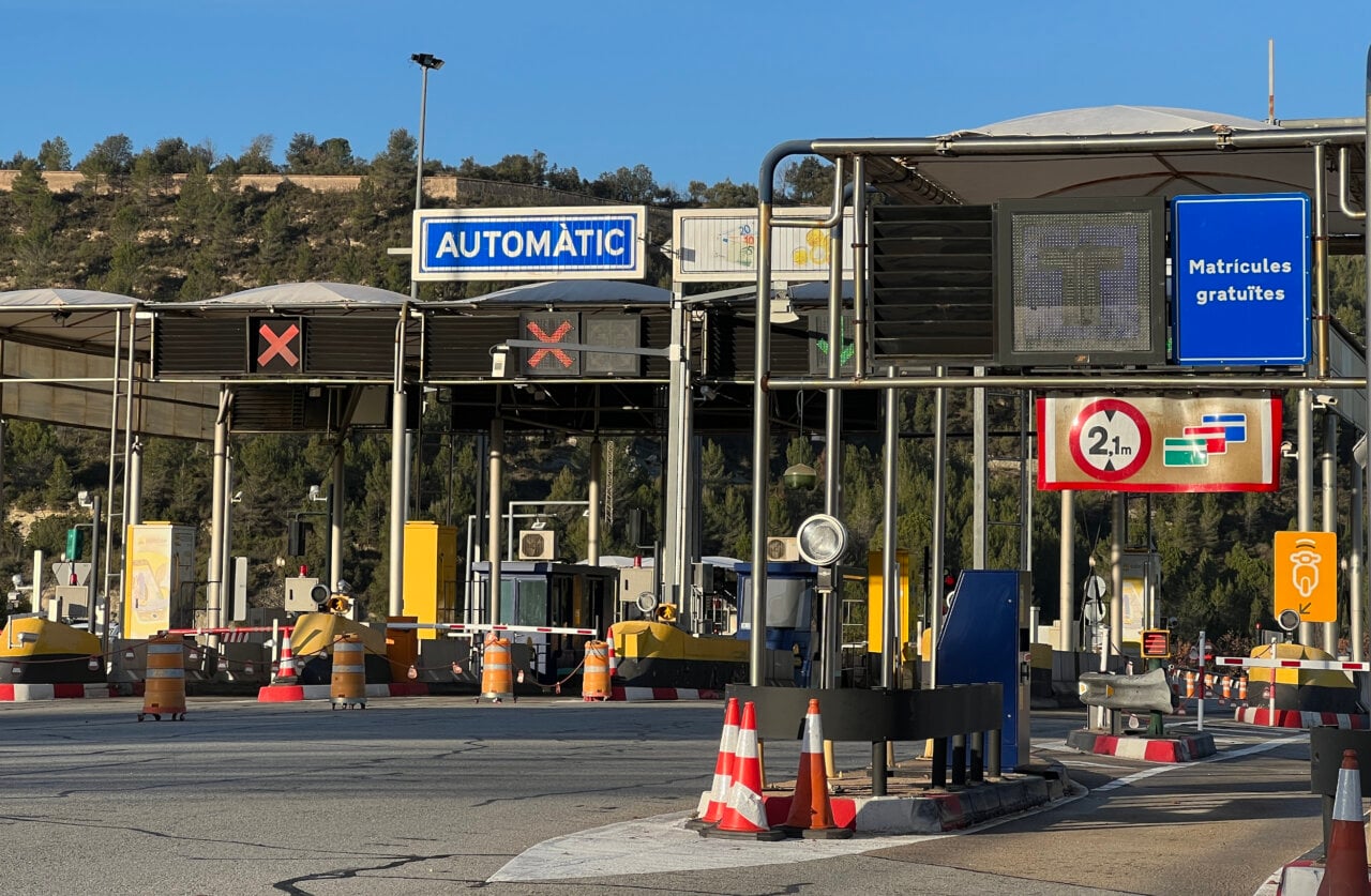 Peatge automàtic amb senyals de trànsit i barreres