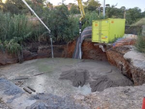 Els treballs de reparació de l'esvoranc de Montcada (ACN)