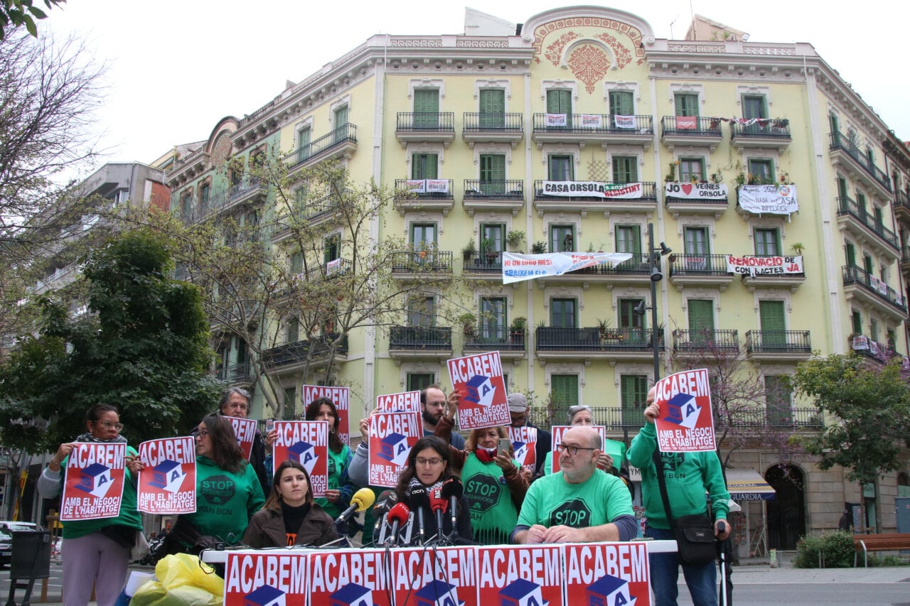 Roda de premsa del grup promotor feta davant la Casa Orsola (Albert Hernàndez, ACN)