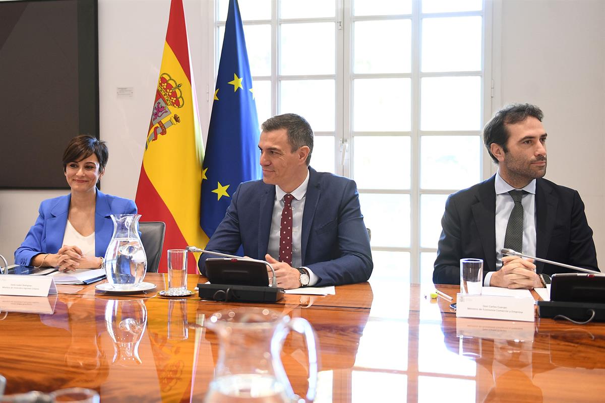 El president, Pedro Sánchez; la ministra d'Habitatge, Isabel Rodríguez, i el vicepresident i ministre d'Economia, Carlos Cuerpo (Borja Puig de la Bellacasa, la Moncloa)