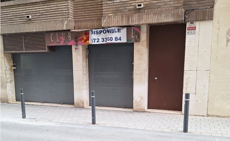 Cartell de disponible davant d'un club tancat a Barcelona