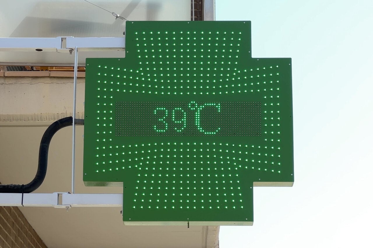 Un termòmetre de carrer marca 39 graus a la ciutat de Lleida abans de les dotze del migdia (Roger Segura, ACN)