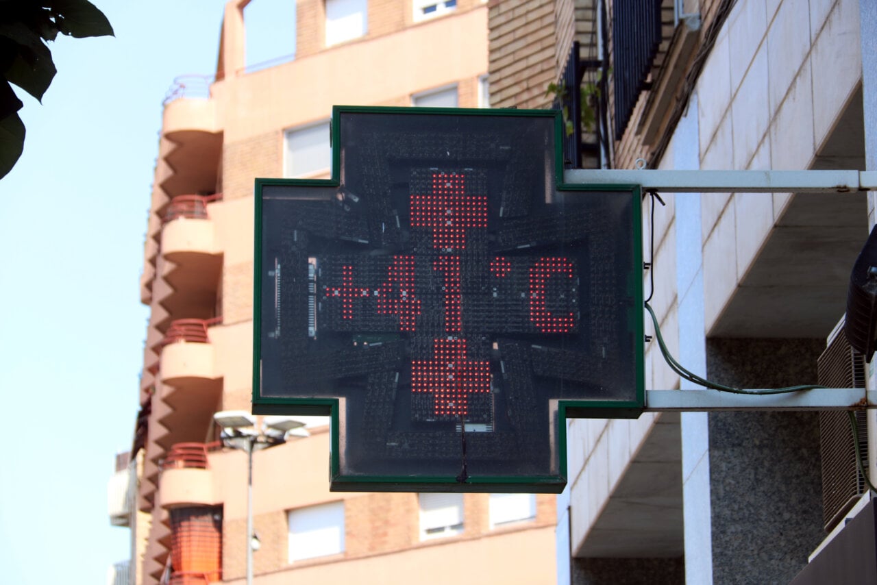 Un termòmetre de carrer marca 41 graus a Lleida en plena onada de calor (Roger Segura, ACN)