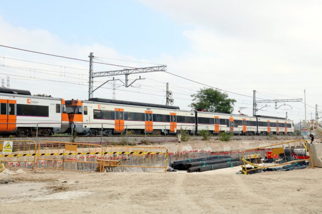 Un tren de Rodalies fent les marxes blanques entre Montcada i Sant Andreu abans de recuperar el servei ferroviari (Andrea Salazar, ACN)