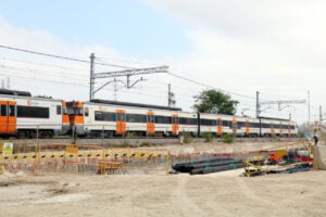 Un tren de Rodalies fent les marxes blanques entre Montcada i Sant Andreu abans de recuperar el servei ferroviari (Andrea Salazar, ACN)
