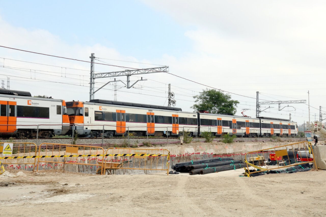 Un tren de Rodalies fent les marxes blanques entre Montcada i Sant Andreu abans de recuperar el servei ferroviari (Andrea Salazar, ACN)