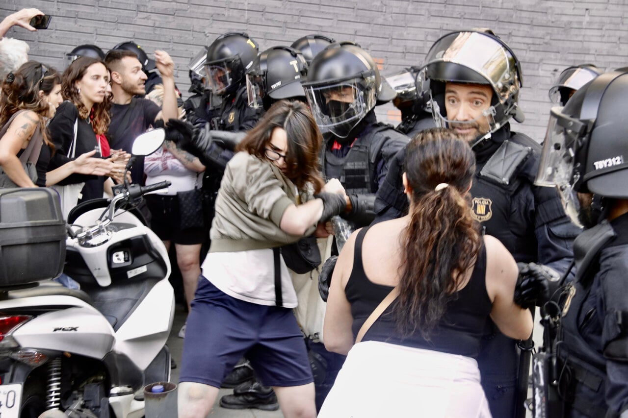 Veïns intentant trencar un cordó policial (Jordi Pujolar - ACN)