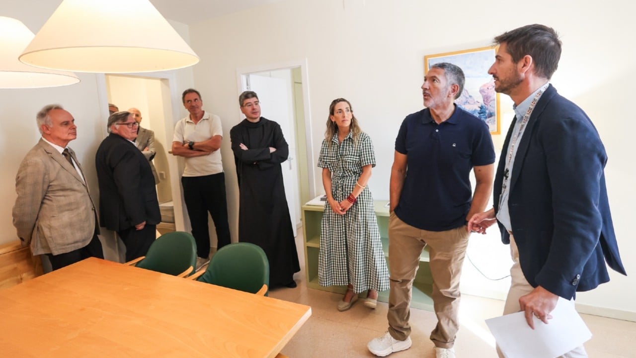 El conseller d’Empresa i Treball, Miquel Sàmper, durant una visita a l’establiment Cel·les Abat Marcet de Montserrat (Departament d'Empresa i Treball)